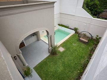 VENTA SARMIENTO 2300 CASA EN DOS PLANTAS 3 DORMITORIOS, 3 BAÑOS CON COCHERA Y PISCINA