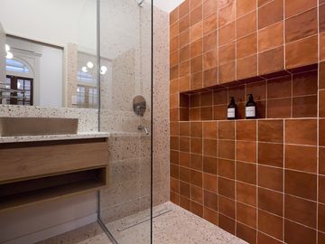 VENTA SARMIENTO 2300 CASA EN DOS PLANTAS 3 DORMITORIOS, 3 BAÑOS CON COCHERA Y PISCINA
