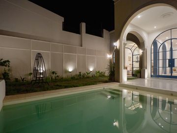 VENTA SARMIENTO 2300 CASA EN DOS PLANTAS 3 DORMITORIOS, 3 BAÑOS CON COCHERA Y PISCINA