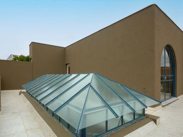 VENTA SARMIENTO 2300 CASA EN DOS PLANTAS 3 DORMITORIOS, 3 BAÑOS CON COCHERA Y PISCINA