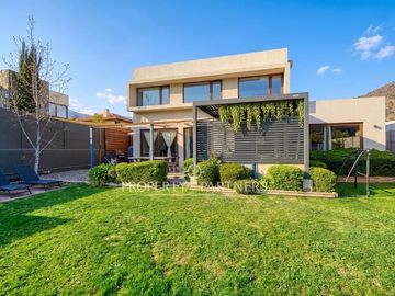 Casa moderna en excelente estado en Condominio de Piedra Roja