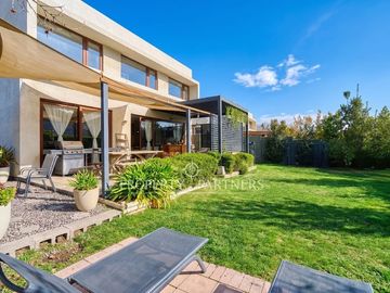Casa moderna en excelente estado en Condominio de Piedra Roja