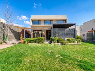 Casa moderna en excelente estado en Condominio de Piedra Roja