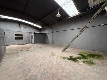 Galpón comercial de 293 m² con oficinas e ingreso vehicular – Mansilla 4747