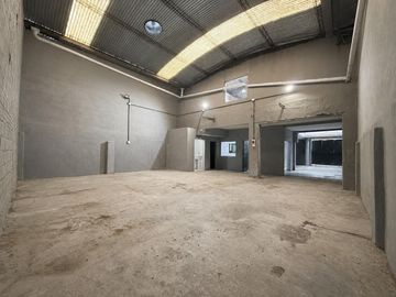 Galpón comercial de 293 m² con oficinas e ingreso vehicular – Mansilla 4747
