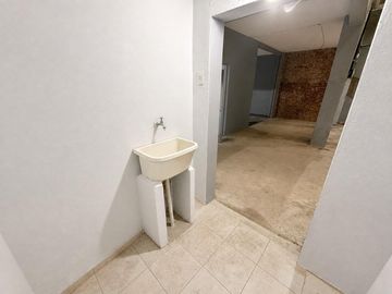 Galpón comercial de 293 m² con oficinas e ingreso vehicular – Mansilla 4747