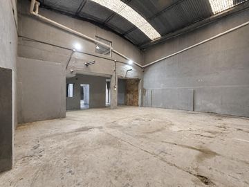 Galpón comercial de 293 m² con oficinas e ingreso vehicular – Mansilla 4747