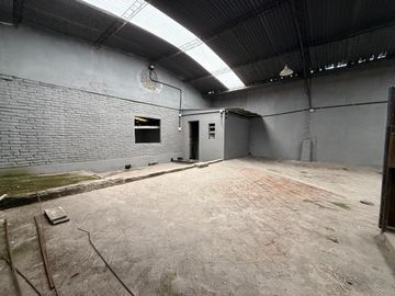 Galpón comercial de 293 m² con oficinas e ingreso vehicular – Mansilla 4747