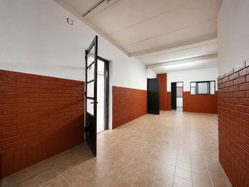 Galpón comercial de 293 m² con oficinas e ingreso vehicular – Mansilla 4747