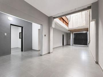 Galpón comercial de 293 m² con oficinas e ingreso vehicular – Mansilla 4747