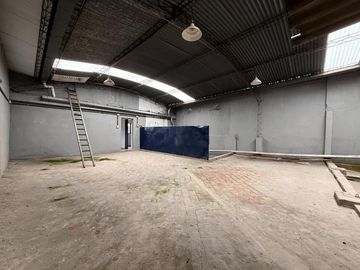 Galpón comercial de 293 m² con oficinas e ingreso vehicular – Mansilla 4747