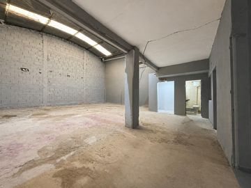 Galpón comercial de 293 m² con oficinas e ingreso vehicular – Mansilla 4747