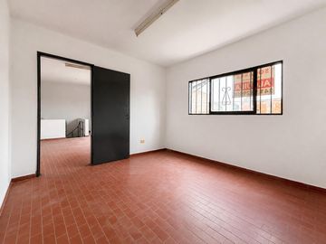 Galpón comercial de 293 m² con oficinas e ingreso vehicular – Mansilla 4747