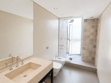 Venta Excelente Departamento 4 amb/2 cocheras/2 Bauleras,  en Puerto Escondido. Nordelta.