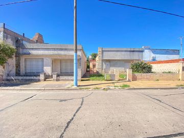 Casa en Venta de 3 dormitorios. Patio con parrilla y parque verde. Villa Fox, Zárate