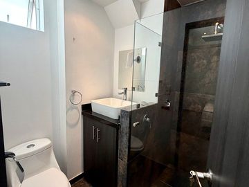 MODERNO DEPARTAMENTO SEMI AMUEBLADO EN RENTA CON VISTA AL LAGO EN JURIQUILLA