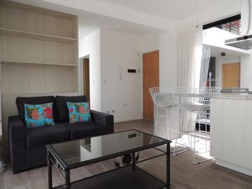 Departamento de dos ambientes amoblado con cochera propia  en alquiler - Saavedra