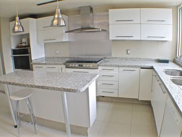 EN VENTA CASA EN HERRADURA EN CERRADA CON GRAN JARDÍN