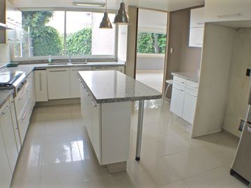 EN VENTA CASA EN HERRADURA EN CERRADA CON GRAN JARDÍN