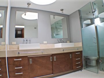 EN VENTA CASA EN HERRADURA EN CERRADA CON GRAN JARDÍN