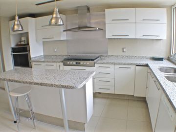 CASA EN HERRADURA EN CERRADA CON GRAN JARDÍN