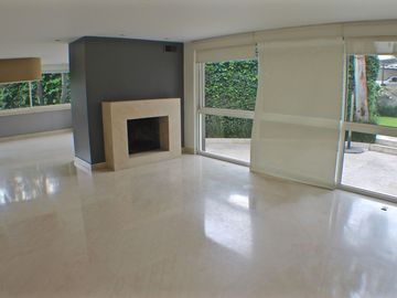 CASA EN HERRADURA EN CERRADA CON GRAN JARDÍN
