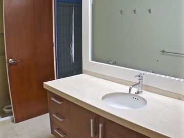 CASA EN HERRADURA EN CERRADA CON GRAN JARDÍN