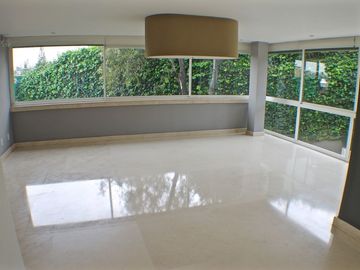 CASA EN HERRADURA EN CERRADA CON GRAN JARDÍN