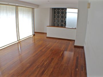 CASA EN HERRADURA EN CERRADA CON GRAN JARDÍN