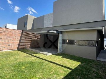 Residencia en Renta | Cumbres del Lago, Juriquilla | 4 Recámaras con Baño y Rec