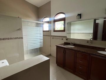 CASA EN VENTA EN CHAPALITA