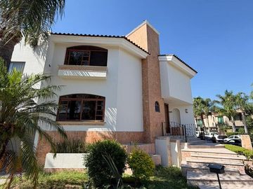 CASA EN VENTA EN VALLE REAL