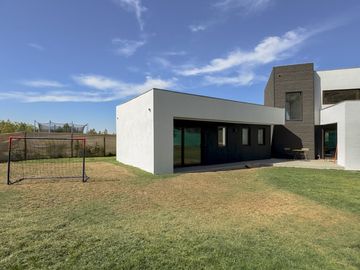 ARRIENDO CASA EN COLINA A ESTRENAR