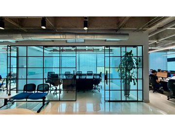 VENTA DE OFICINA AMOBLADA EN CENTRO EMPRESARIAL