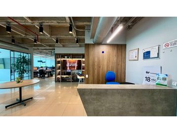 VENTA DE OFICINA AMOBLADA EN CENTRO EMPRESARIAL