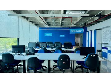 VENTA DE OFICINA AMOBLADA EN CENTRO EMPRESARIAL