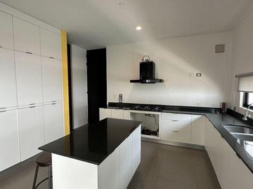 CASA EN VENTA DE DOS PLANTAS EN SAN JOSE TULIPANES, CHOLUL
