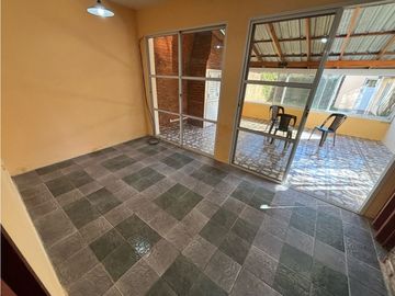 Casa con 3 dormitorios, cochera, jardin y quincho en venta