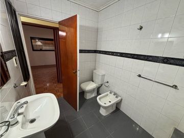 Casa con 3 dormitorios, cochera, jardin y quincho en venta