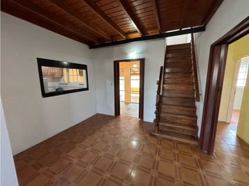 Casa con 3 dormitorios, cochera, jardin y quincho en venta