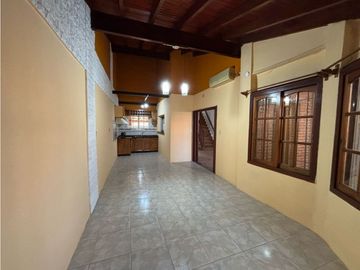 Casa con 3 dormitorios, cochera, jardin y quincho en venta
