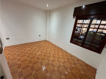 Casa con 3 dormitorios, cochera, jardin y quincho en venta