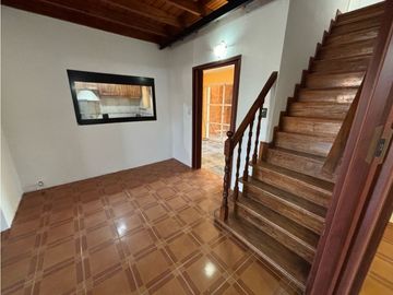 Casa con 3 dormitorios, cochera, jardin y quincho en venta
