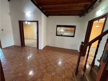 Casa con 3 dormitorios, cochera, jardin y quincho en venta