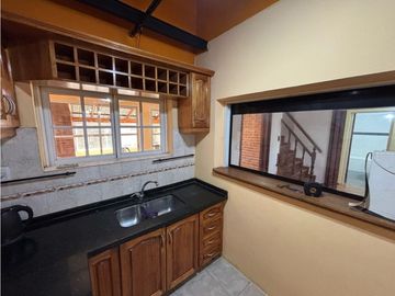 Casa con 3 dormitorios, cochera, jardin y quincho en venta