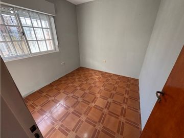 Casa con 3 dormitorios, cochera, jardin y quincho en venta