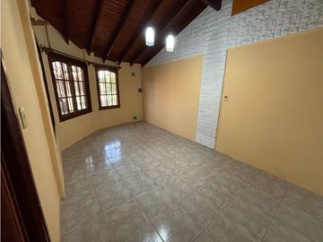Casa con 3 dormitorios, cochera, jardin y quincho en venta