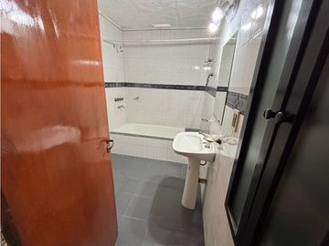 Casa con 3 dormitorios, cochera, jardin y quincho en venta