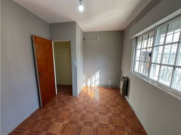 Casa con 3 dormitorios, cochera, jardin y quincho en venta