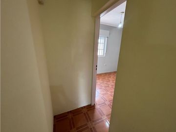 Casa con 3 dormitorios, cochera, jardin y quincho en venta